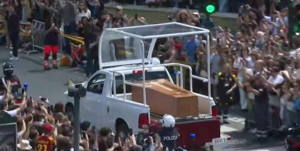 L’addio al Papa, i funerali a San Pietro e l’arrivo a Santa Maria Maggiore – VIDEO L’addio al Papa, i funerali a San Pietro e l’arrivo a Santa Maria Maggiore – VIDEO