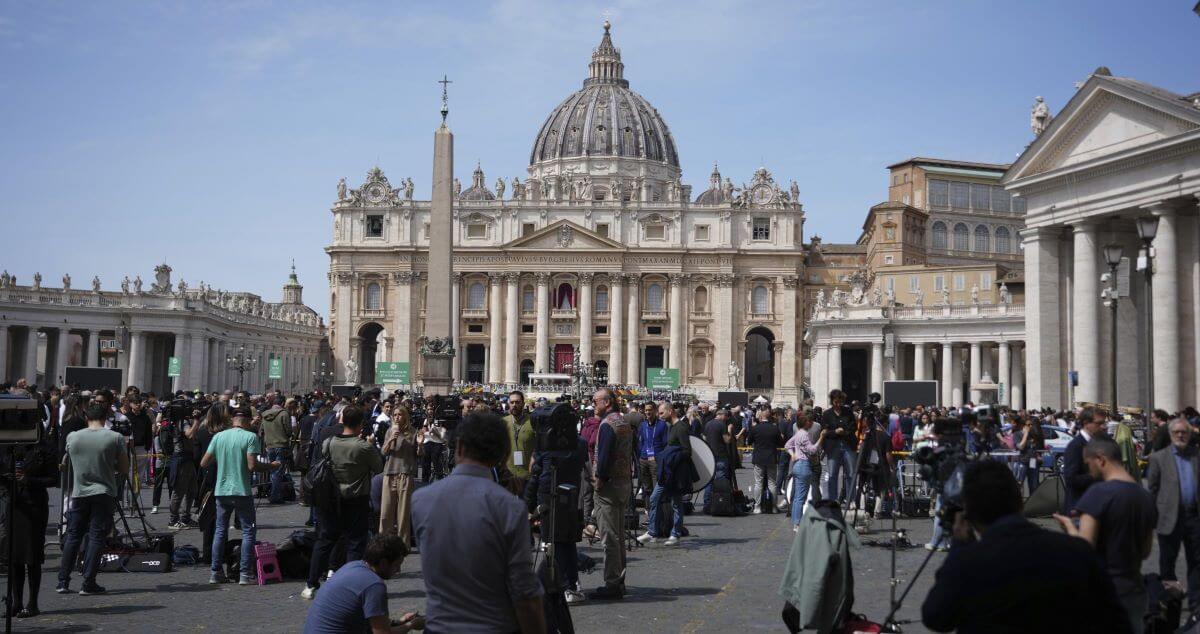 Papa Francesco, dalla Puglia a Roma per i funerali: parrocchie mobilitate