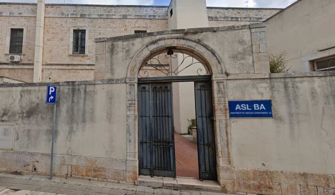 Turi, cadono calcinacci al poliambulatorio: trasferite alcune attività. L’Asl Bari avvia la messa in sicurezza