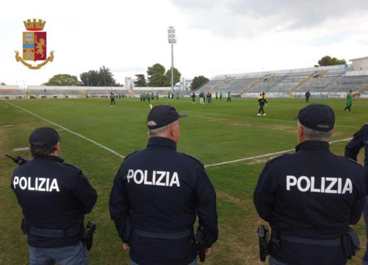Accesero petardi durante la partita di calcio tra Galatina e Massafra: Daspo per 4 tifosi Accesero petardi durante la partita di calcio tra Galatina e Massafra: Daspo per 4 tifosi