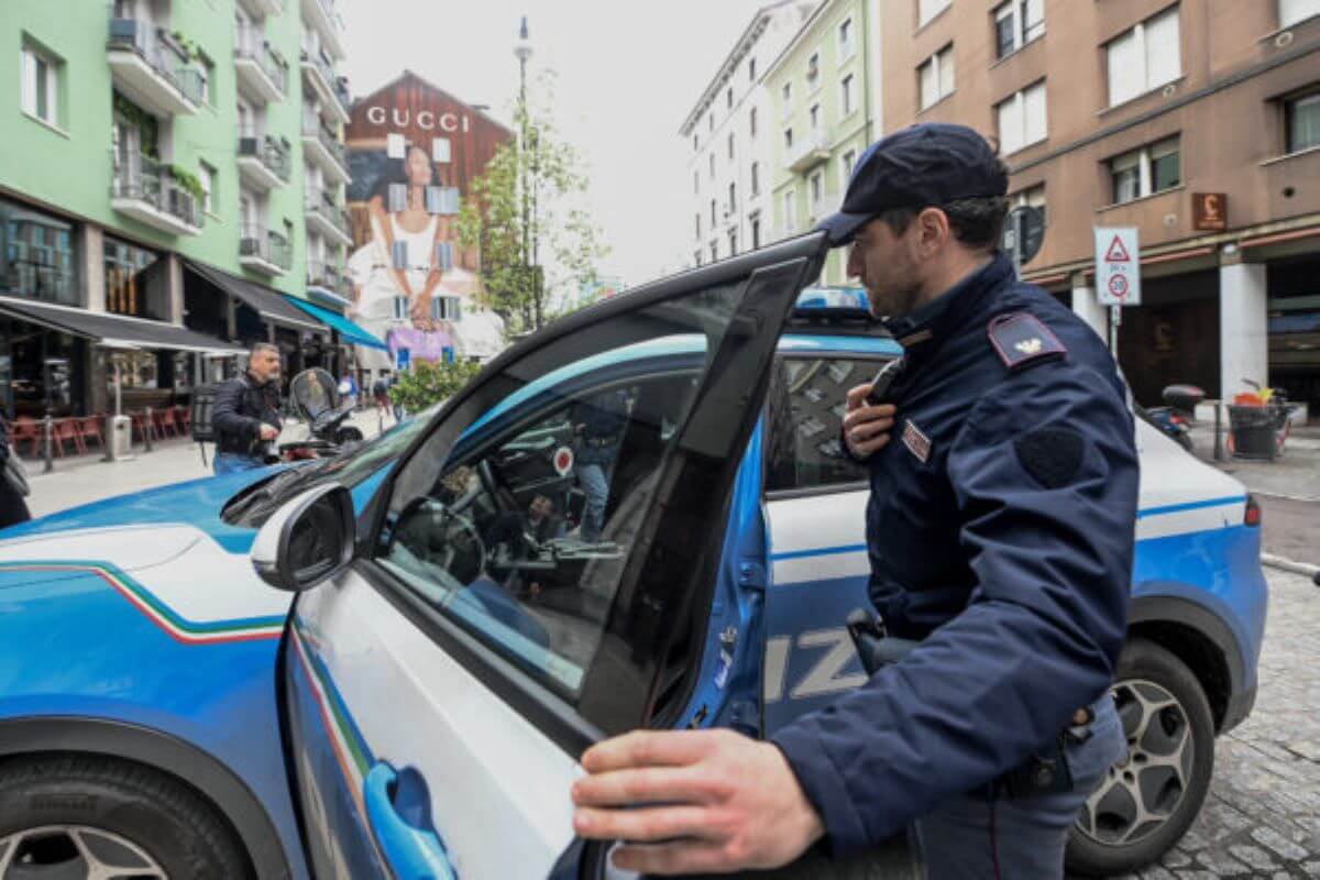 Si finge uomo, rapina un giovane e lo tiene in ostaggio: arrestata una 29enne a Taranto Si finge uomo, rapina un giovane e lo tiene in ostaggio: arrestata una 29enne a Taranto