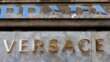 Moda di lusso, Prada compra Versace per 1,25 miliardi: acquisizione del 100% da Capri Holdings