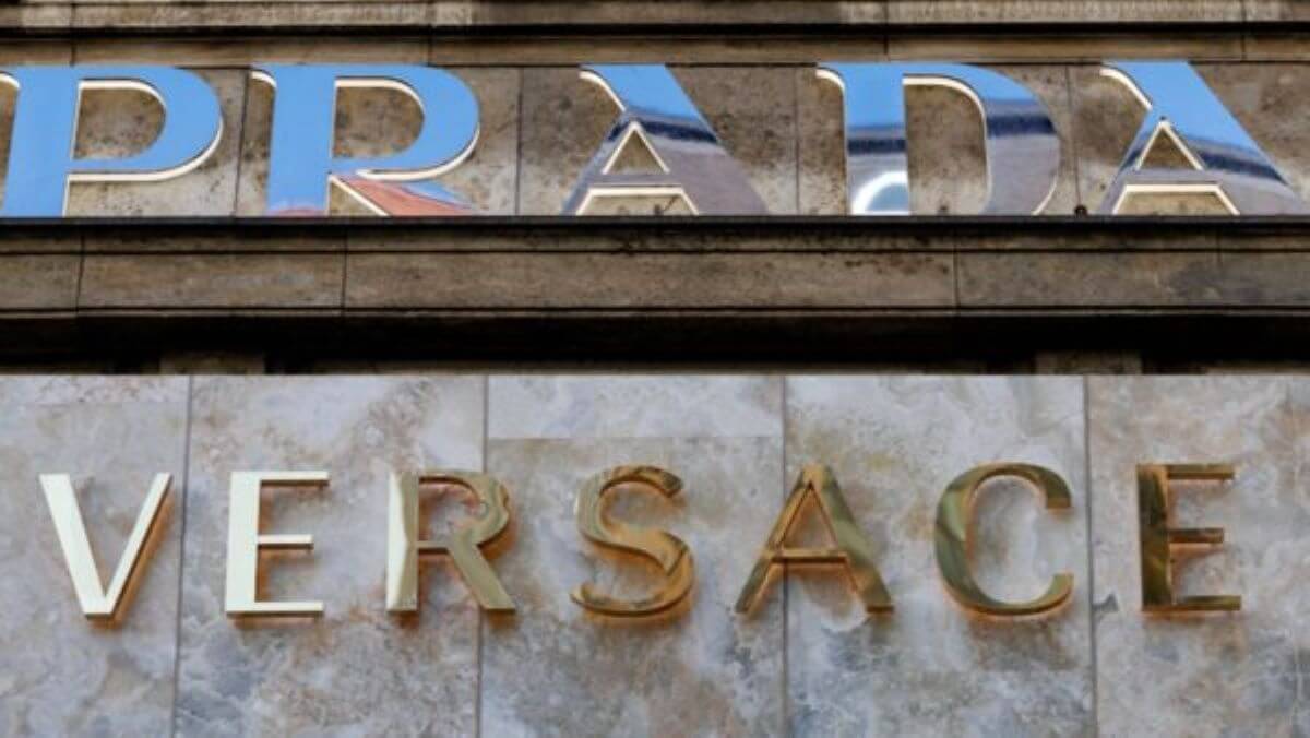 Moda di lusso, Prada compra Versace per 1,25 miliardi: acquisizione del 100% da Capri Holdings
