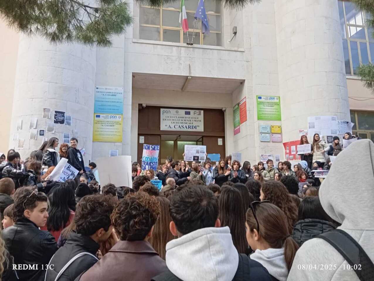 Barletta, la scritta “viva Turetta” sui muri dei bagni della scuola. Gli studenti: «Uno schifo» – FOTO e VIDEO Barletta, la scritta “viva Turetta” sui muri dei bagni della scuola. Gli studenti: «Uno schifo» – FOTO e VIDEO