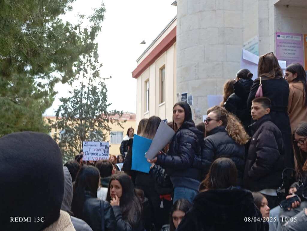 Barletta, la scritta “viva Turetta” sui muri dei bagni della scuola. Gli studenti: «Uno schifo» – FOTO e VIDEO Barletta, la scritta “viva Turetta” sui muri dei bagni della scuola. Gli studenti: «Uno schifo» – FOTO e VIDEO