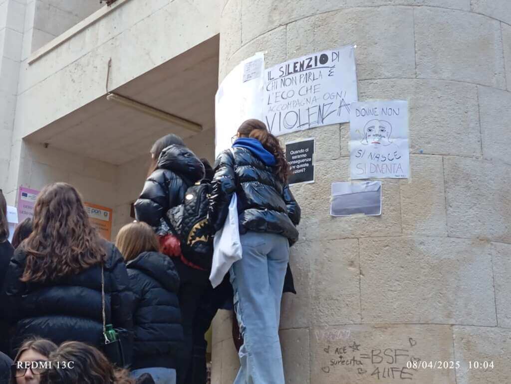 Barletta, la scritta “viva Turetta” sui muri dei bagni della scuola. Gli studenti: «Uno schifo» – FOTO e VIDEO Barletta, la scritta “viva Turetta” sui muri dei bagni della scuola. Gli studenti: «Uno schifo» – FOTO e VIDEO