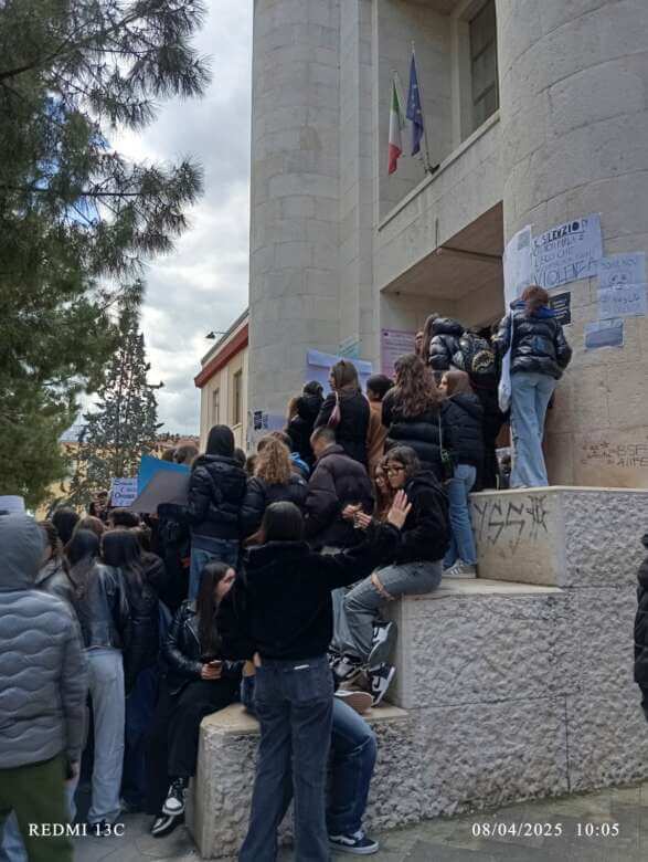 Barletta, la scritta “viva Turetta” sui muri dei bagni della scuola. Gli studenti: «Uno schifo» – FOTO e VIDEO Barletta, la scritta “viva Turetta” sui muri dei bagni della scuola. Gli studenti: «Uno schifo» – FOTO e VIDEO