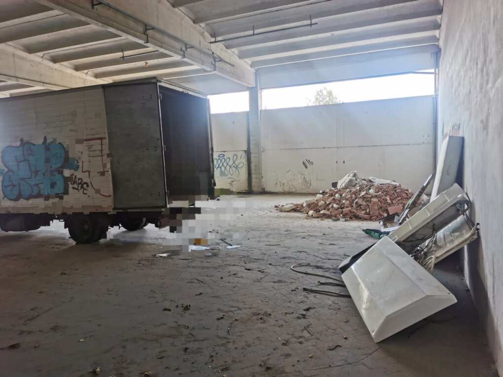 Bari, ditta di traslochi abbandona rifiuti in un capannone privato: 4 denunce, tra loro il titolare – FOTO Bari, ditta di traslochi abbandona rifiuti in un capannone privato: 4 denunce, tra loro il titolare – FOTO