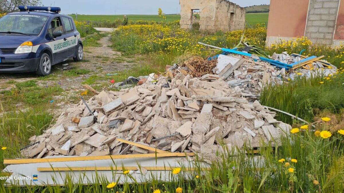 Rifiuti abbandonati nell’ex stazione Candelaro nel Foggiano: «È una discarica a cielo aperto»