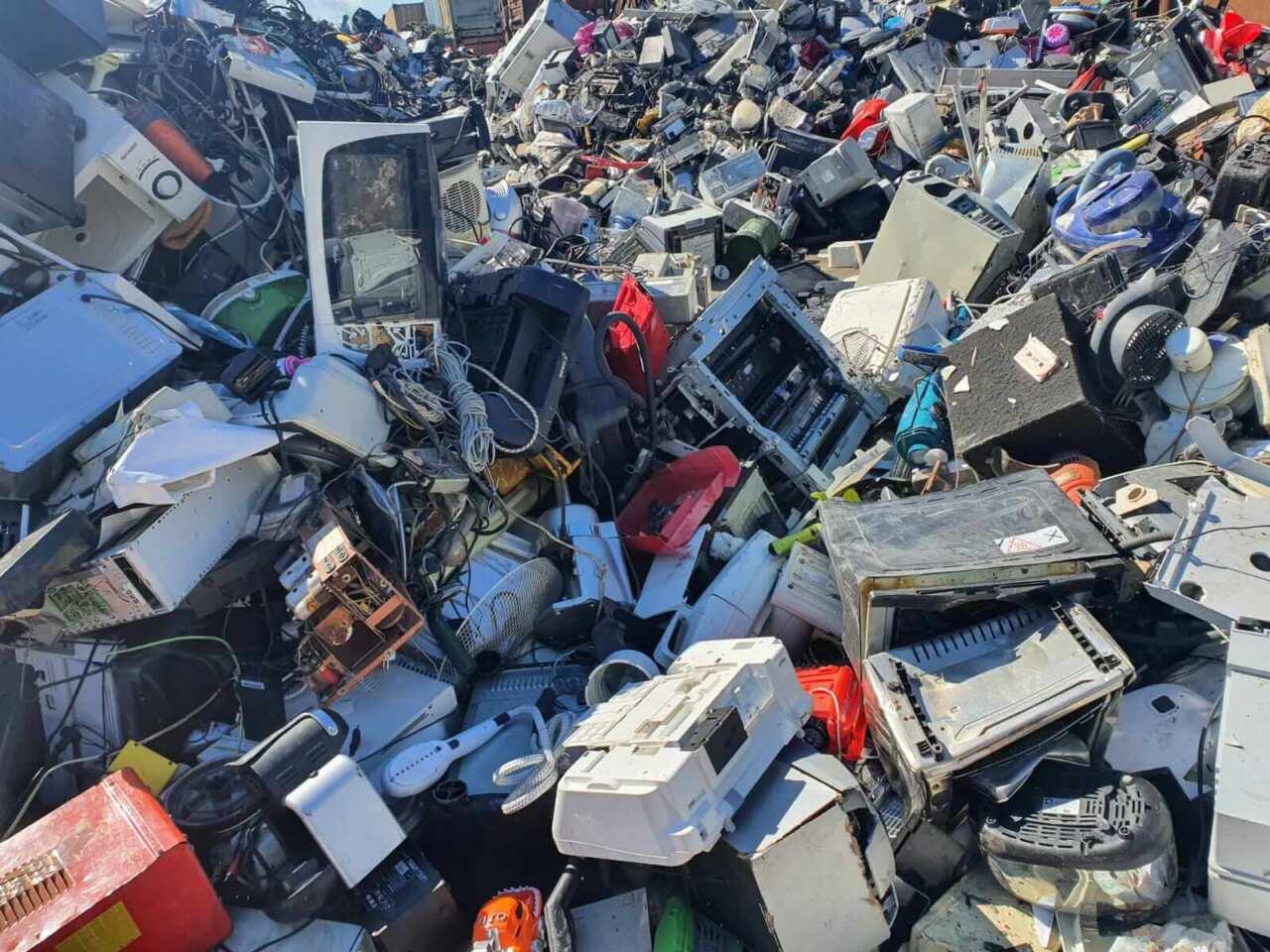 Puglia, cresce la raccolta di rifiuti elettrici ed elettronici: nel 2024 conferite 18.101 tonnellate Puglia, cresce la raccolta di rifiuti elettrici ed elettronici: nel 2024 conferite 18.101 tonnellate