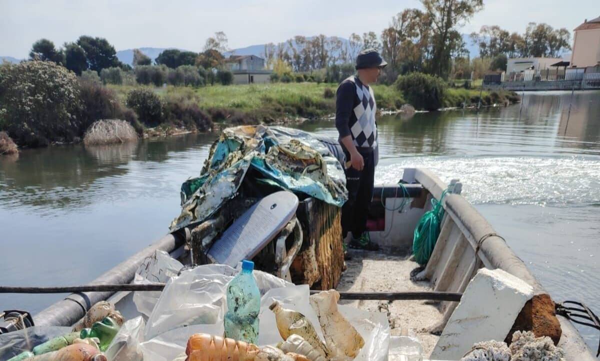 Volontari in azione sul Gargano, raccolta oltre una tonnellata di rifiuti nel lago di Varano