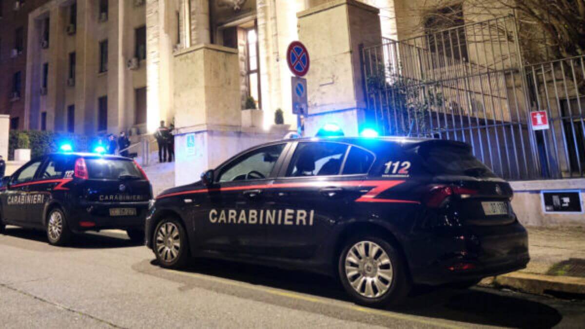 Roma, sparano e uccidono una coppia di cinesi in bici: si cercano i sicari, fuggiti in moto Roma, sparano e uccidono una coppia di cinesi in bici: si cercano i sicari, fuggiti in moto