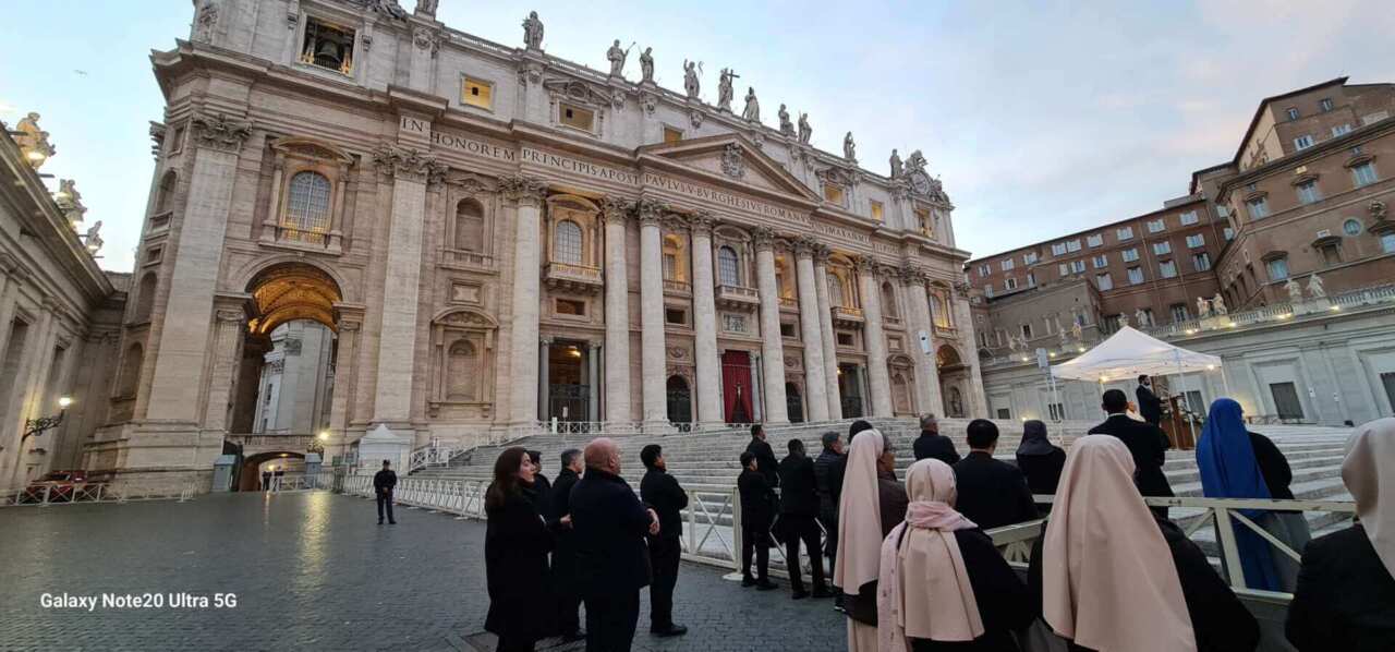 Papa Francesco, la benedizione e l’ictus cerebrale: l’ultimo saluto in una Roma blindata