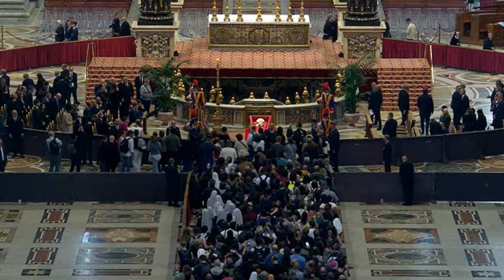Papa Francesco, migliaia di fedeli per l’omaggio al Pontefice. Poveri e bisognosi accoglieranno la salma a Santa Maria Maggiore – VIDEO Papa Francesco, migliaia di fedeli per l’omaggio al Pontefice. Poveri e bisognosi accoglieranno la salma a Santa Maria Maggiore – VIDEO