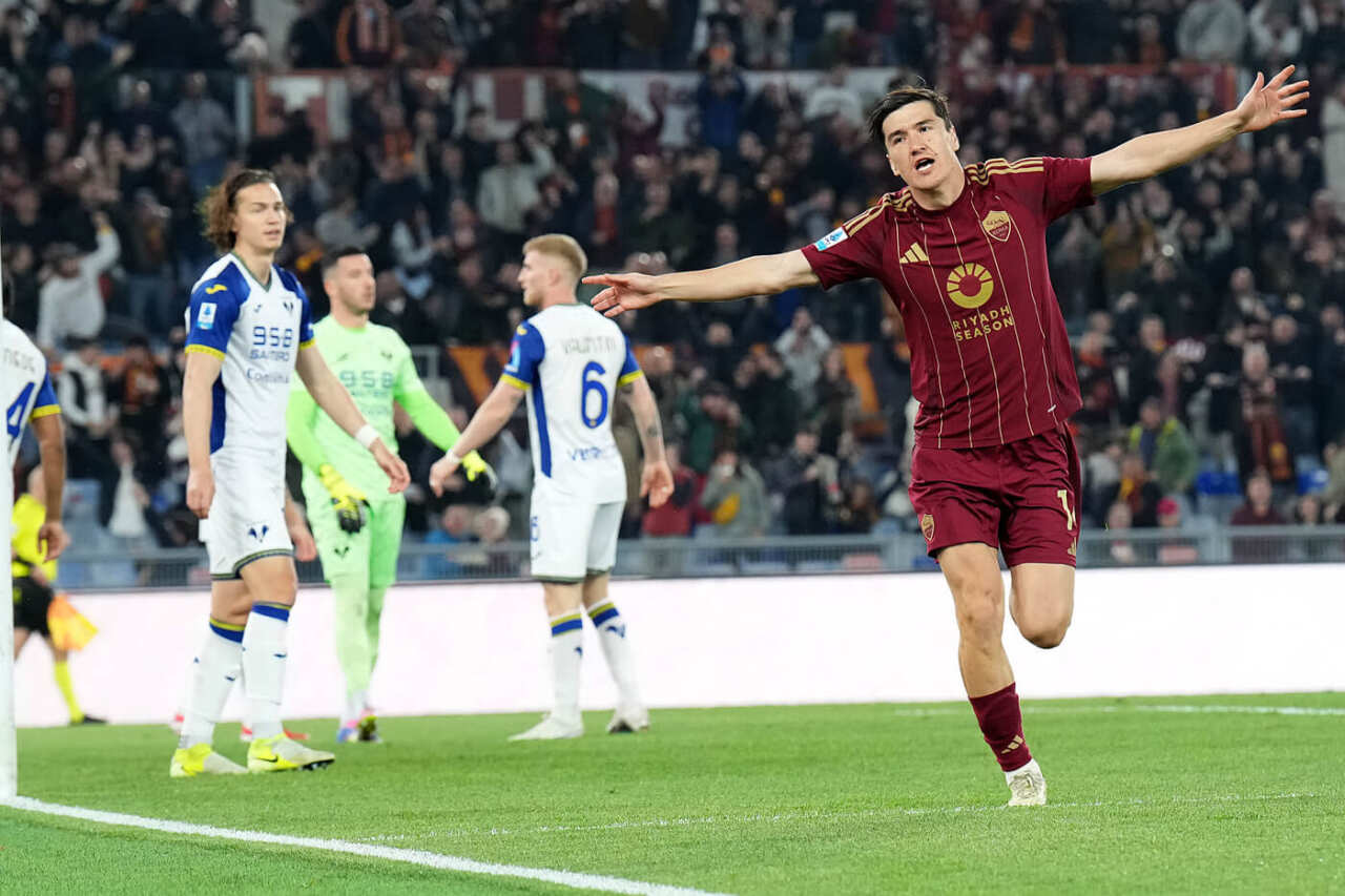 Serie A, ci pensa Shomurodov: la Roma batte 1-0 il Verona e si porta a -2 dal quarto posto Serie A, ci pensa Shomurodov: la Roma batte 1-0 il Verona e si porta a -2 dal quarto posto