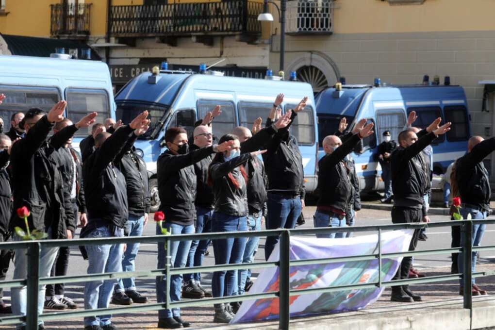 Saluti romani per i gerarchi fucilati nel 1945 a Dongo, gli antifascisti rispondono cantando “Bella Ciao” Saluti romani per i gerarchi fucilati nel 1945 a Dongo, gli antifascisti rispondono cantando “Bella Ciao”