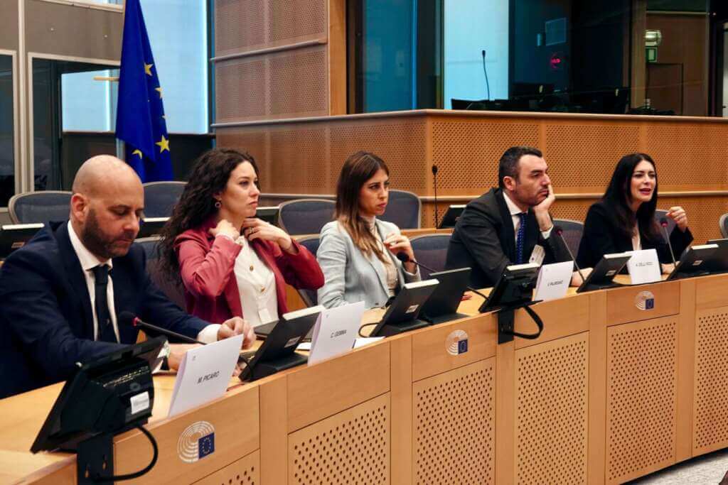 Politiche giovanili, amministratori locali pugliesi “studiano” in Europa: tre giorni di confronto a Bruxelles – VIDEO