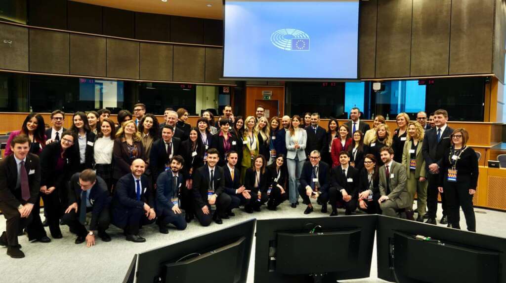 Politiche giovanili, amministratori locali pugliesi “studiano” in Europa: tre giorni di confronto a Bruxelles – VIDEO