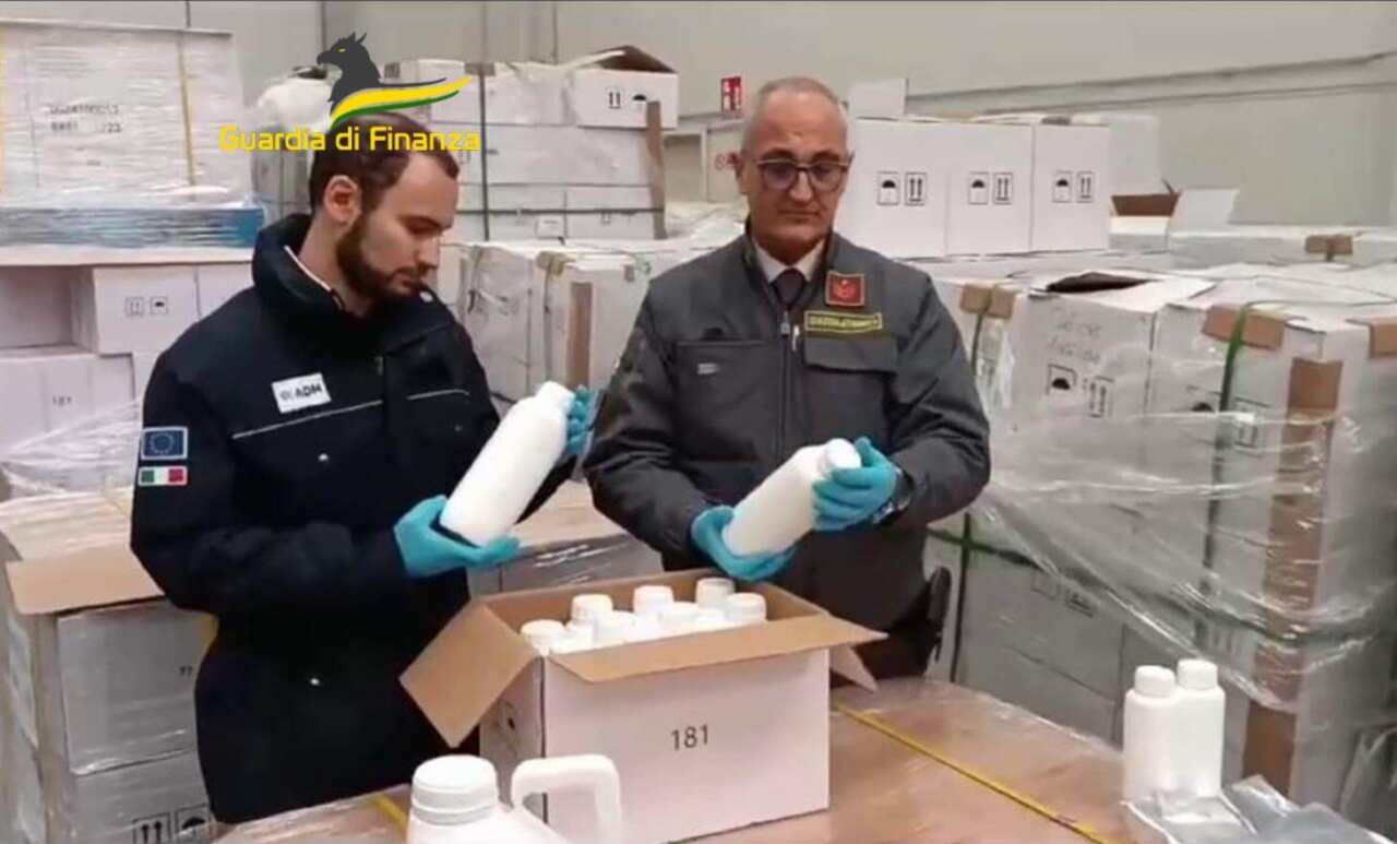 Bari, 40 tonnellate di prodotti chimici vietati sequestrati al porto: arrivavano dalla Cina – VIDEO