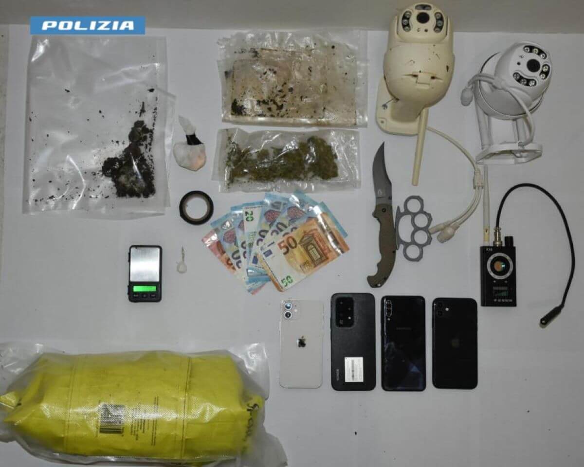 Casarano, spacciano cocaina in casa: arrestati due 17enni, scatta la denuncia per altre due persone
