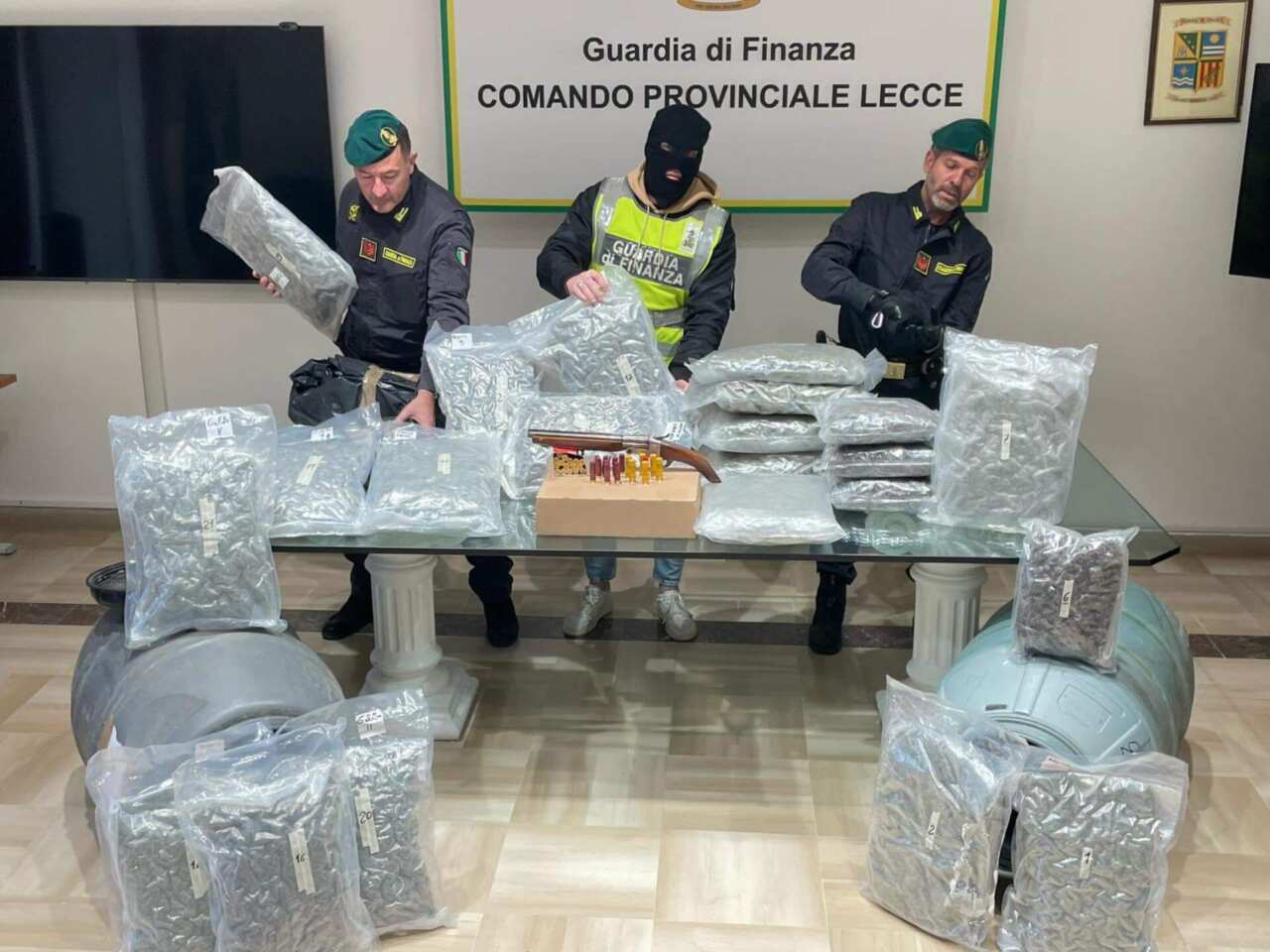 Lecce, in una masseria nasconde 27 chili di marijuana e un fucile: arrestato