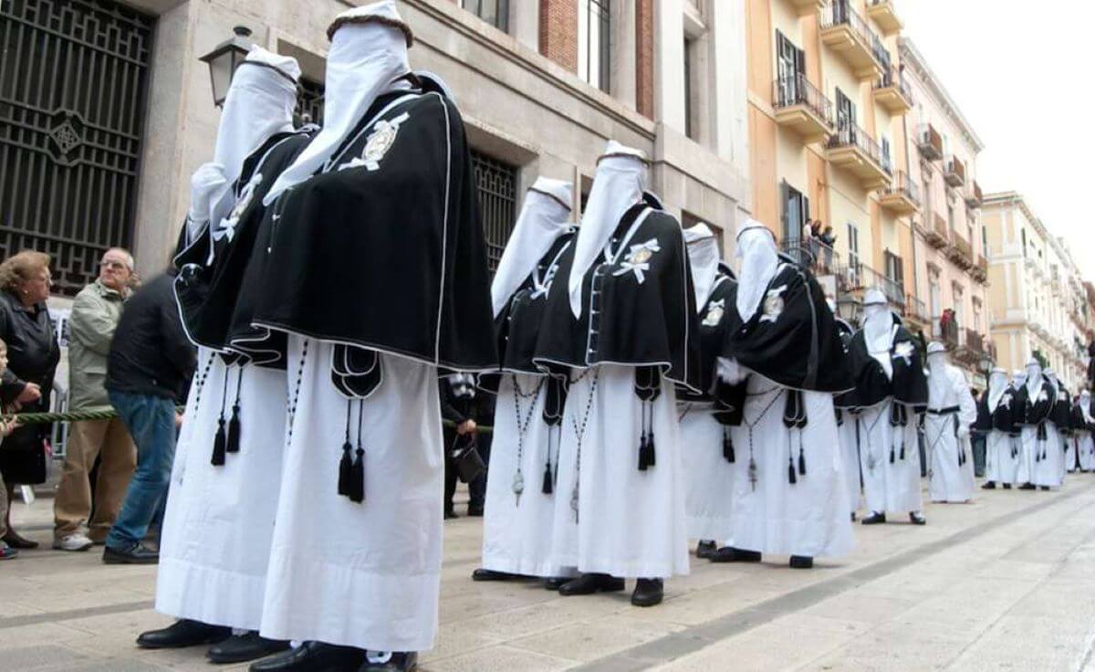 Taranto, tra riti e processioni rinasce la città vecchia. E un sepolcro sarà allestito sulla “Vespucci”