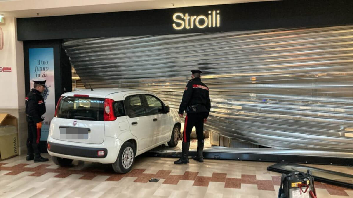 Surbo, con l’auto nel centro commerciale per la “spaccata” in gioielleria: è caccia ai banditi Surbo, con l’auto nel centro commerciale per la “spaccata” in gioielleria: è caccia ai banditi