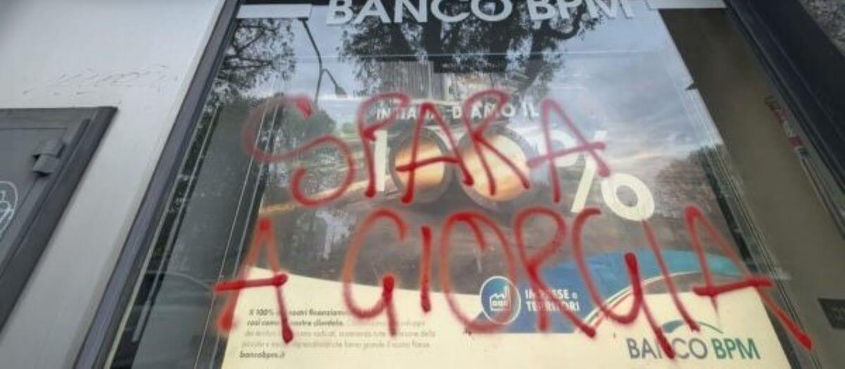 ‘Spara a Giorgia’, scritta choc al corteo Pro Pal di Milano. Crosetto: «Clima pericolosissimo» ‘Spara a Giorgia’, scritta choc al corteo Pro Pal di Milano. Crosetto: «Clima pericolosissimo»