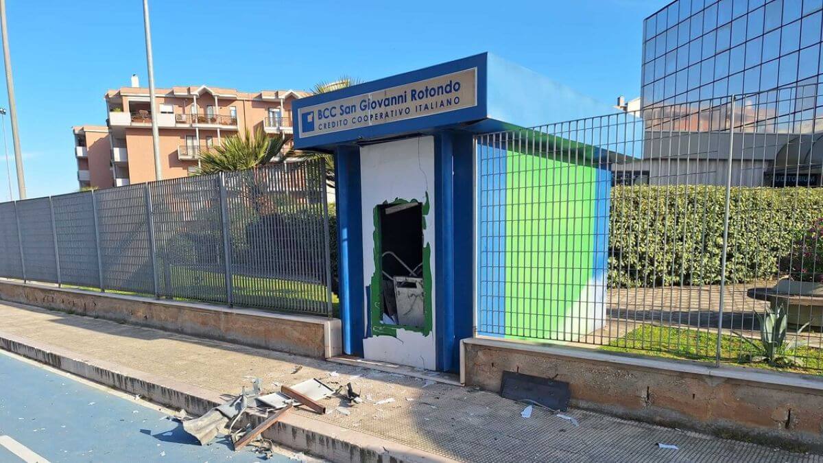 Foggia, assalto al bancomat nella notte: due esplosioni e sportello sventrato. Ladri in fuga Foggia, assalto al bancomat nella notte: due esplosioni e sportello sventrato. Ladri in fuga