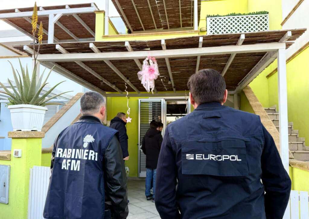 Scoperta una stamperia clandestina di banconote false in casa di un 25enne salentino: tre arresti – FOTO e VIDEO Scoperta una stamperia clandestina di banconote false in casa di un 25enne salentino: tre arresti – FOTO e VIDEO