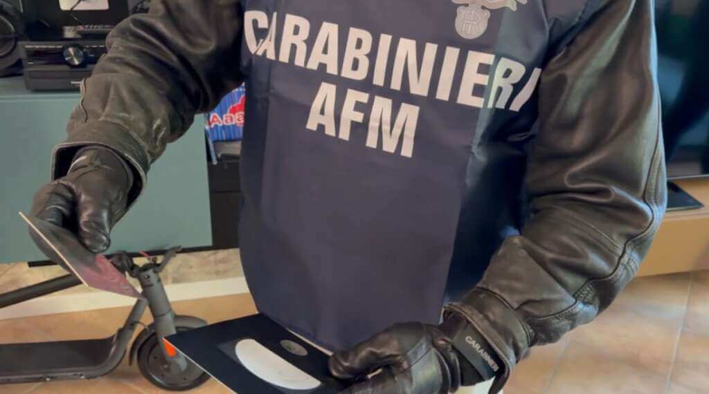 Scoperta una stamperia clandestina di banconote false in casa di un 25enne salentino: tre arresti – FOTO e VIDEO Scoperta una stamperia clandestina di banconote false in casa di un 25enne salentino: tre arresti – FOTO e VIDEO