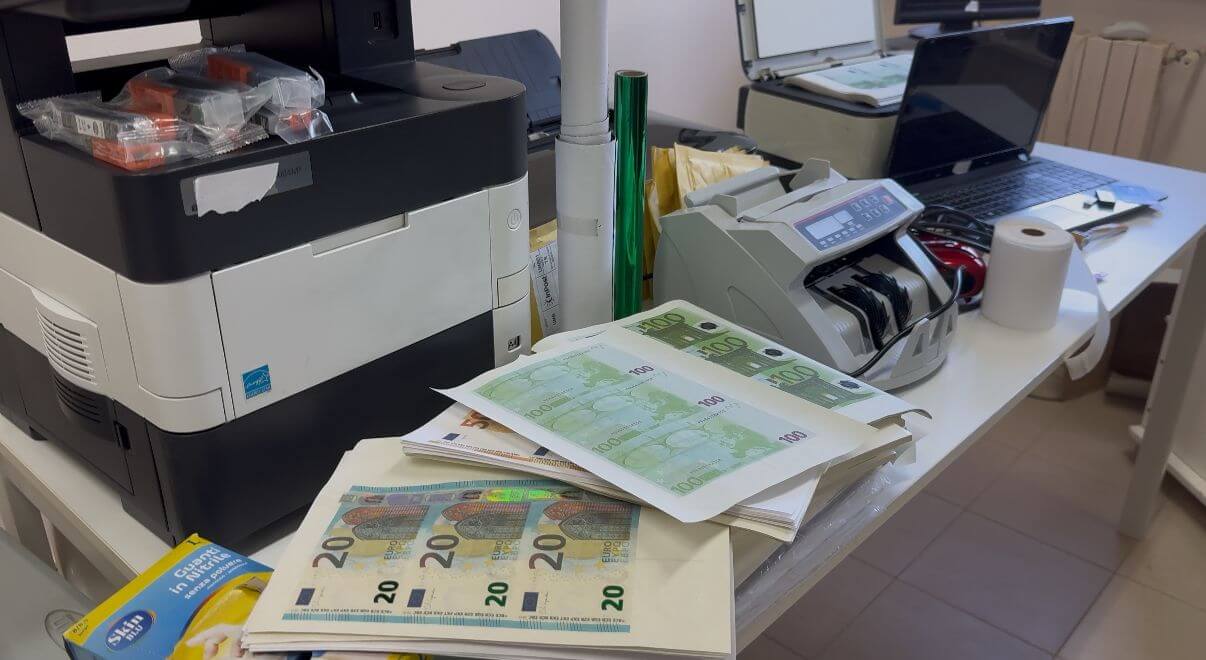 Scoperta una stamperia clandestina di banconote false in casa di un 25enne salentino: tre arresti – FOTO e VIDEO Scoperta una stamperia clandestina di banconote false in casa di un 25enne salentino: tre arresti – FOTO e VIDEO