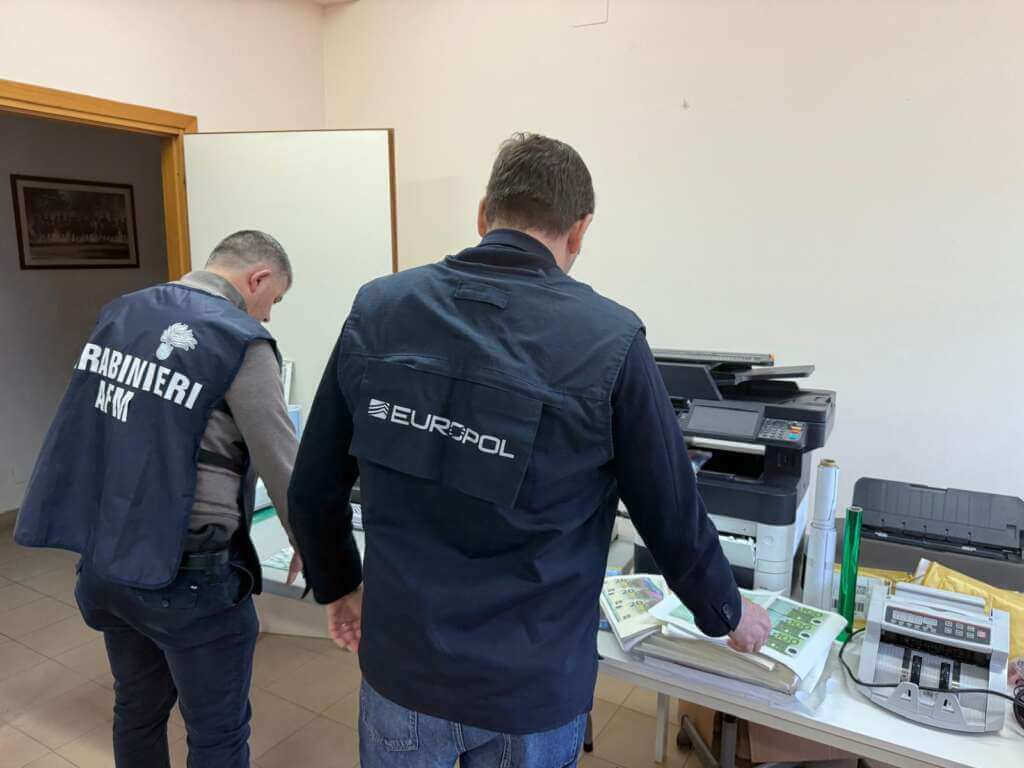 Scoperta una stamperia clandestina di banconote false in casa di un 25enne salentino: tre arresti – FOTO e VIDEO Scoperta una stamperia clandestina di banconote false in casa di un 25enne salentino: tre arresti – FOTO e VIDEO