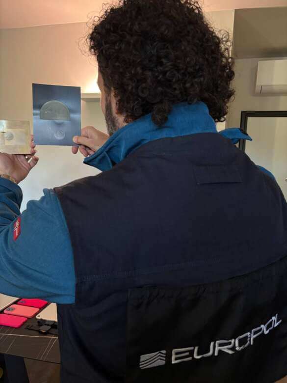 Scoperta una stamperia clandestina di banconote false in casa di un 25enne salentino: tre arresti – FOTO e VIDEO Scoperta una stamperia clandestina di banconote false in casa di un 25enne salentino: tre arresti – FOTO e VIDEO