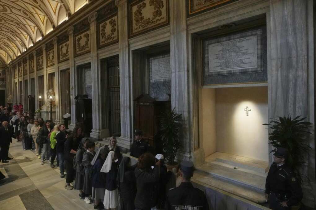 Folla di fedeli a Santa Maria Maggiore per l’omaggio a papa Francesco. Parolin: «Ci abbraccia dal cielo» Folla di fedeli a Santa Maria Maggiore per l’omaggio a papa Francesco. Parolin: «Ci abbraccia dal cielo»