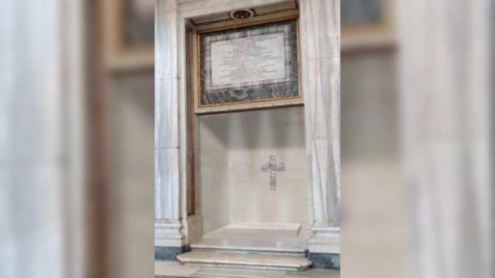 Il Papa in mezzo agli “ultimi” fino alla fine. E sulla lapide solo il nome “Franciscus” Il Papa in mezzo agli “ultimi” fino alla fine. E sulla lapide solo il nome “Franciscus”