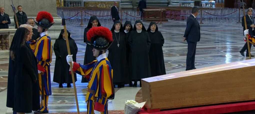 L’addio al Papa, i funerali a San Pietro e l’arrivo a Santa Maria Maggiore – VIDEO L’addio al Papa, i funerali a San Pietro e l’arrivo a Santa Maria Maggiore – VIDEO