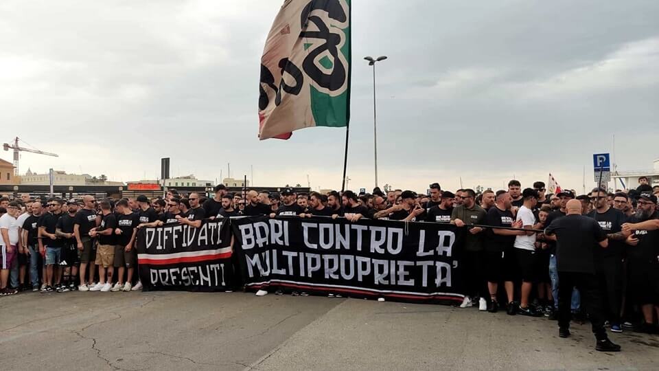 «Il Bari ai De Laurentiis è stata una mia scelta», Decaro risponde ai tifosi biancorossi in protesta – VIDEO «Il Bari ai De Laurentiis è stata una mia scelta», Decaro risponde ai tifosi biancorossi in protesta – VIDEO