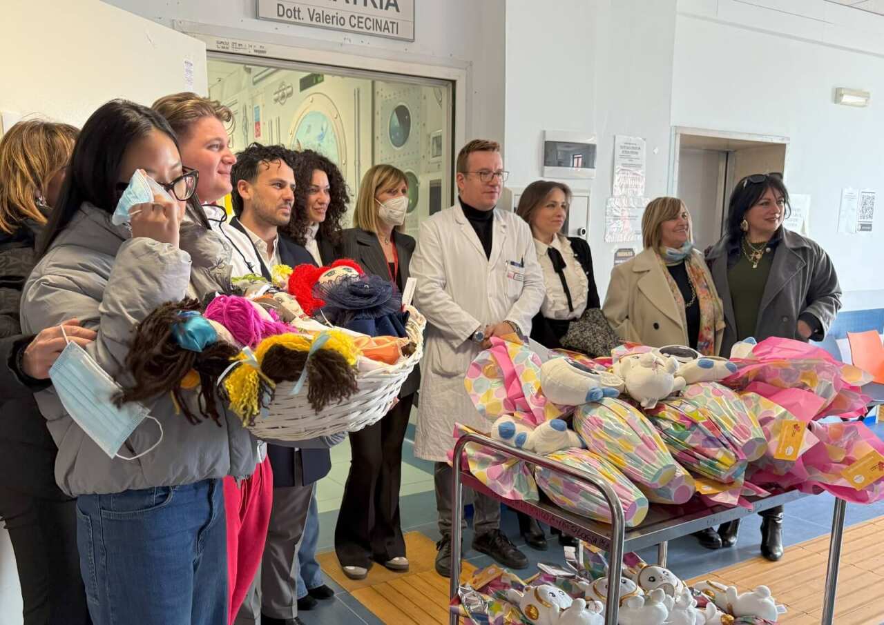 “Un abbraccio di Stoffa”: sorrisi, uova e pigotte ai bimbi dell’Oncoematologia del SS. Annunziata a Taranto “Un abbraccio di Stoffa”: sorrisi, uova e pigotte ai bimbi dell’Oncoematologia del SS. Annunziata a Taranto