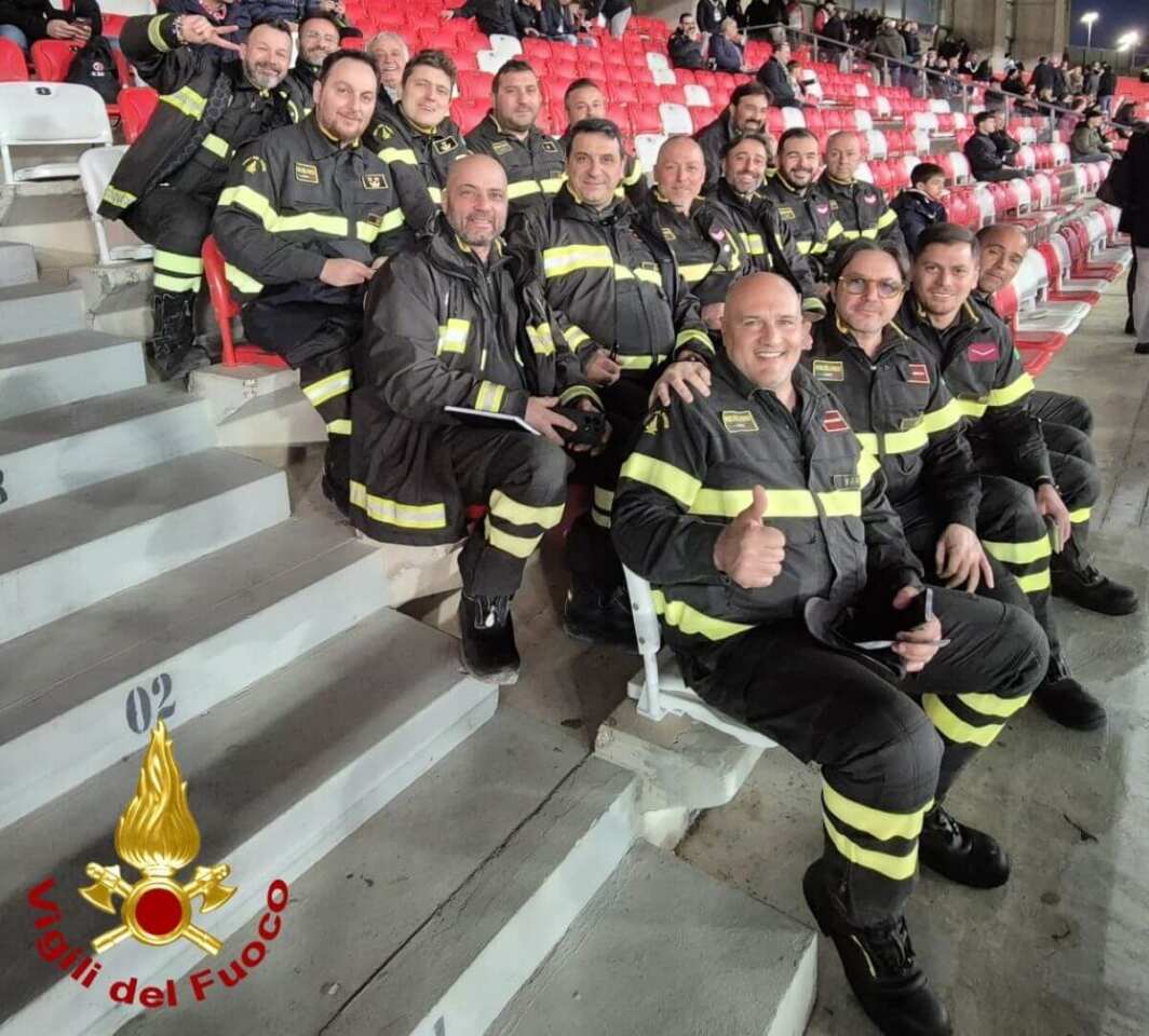 Palazzina crollata in via De Amicis, l’omaggio del Bari ai vigili del fuoco: 20 pompieri ospiti allo stadio Palazzina crollata in via De Amicis, l’omaggio del Bari ai vigili del fuoco: 20 pompieri ospiti allo stadio