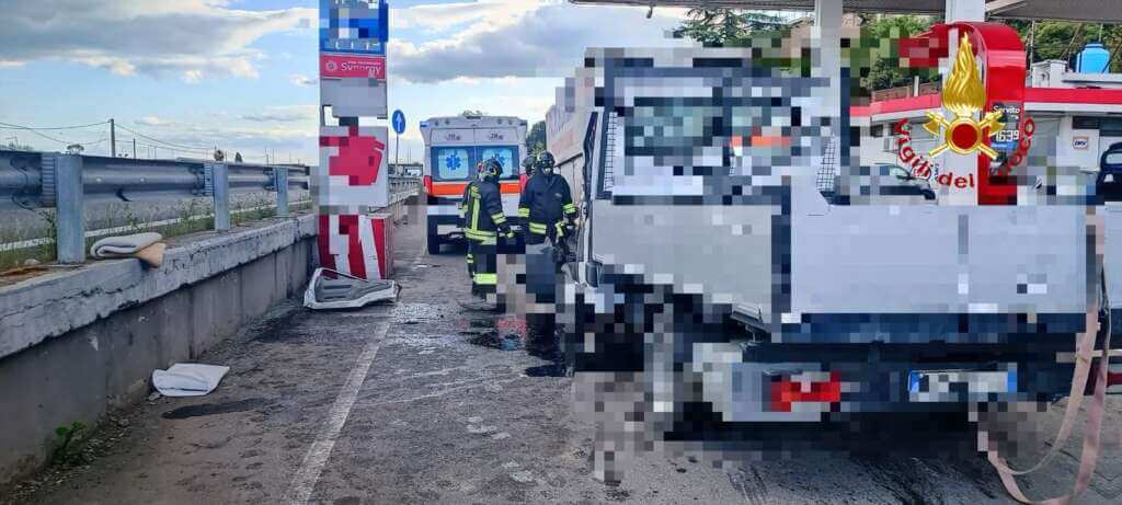 Incidente a Policoro, tamponamento sulla Ss 106 Jonica tra autocarro e autotreno: due feriti gravi – FOTO Incidente a Policoro, tamponamento sulla Ss 106 Jonica tra autocarro e autotreno: due feriti gravi – FOTO