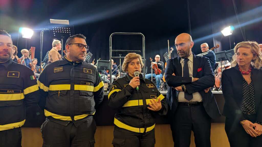 Bari omaggia i vigili del fuoco: un concerto speciale dell’Orchestra sinfonica al Teatro Piccinni – FOTO Bari omaggia i vigili del fuoco: un concerto speciale dell’Orchestra sinfonica al Teatro Piccinni – FOTO