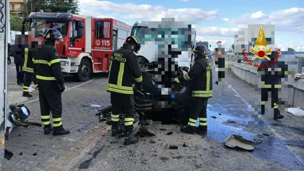 Incidente a Policoro, tamponamento sulla Ss 106 Jonica tra autocarro e autotreno: due feriti gravi – FOTO Incidente a Policoro, tamponamento sulla Ss 106 Jonica tra autocarro e autotreno: due feriti gravi – FOTO
