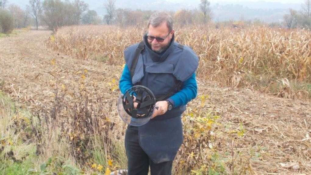 Da fabbricante di armi a sminatore dopo una telefonata con Gino Strada: la storia del barese Vito Alfieri Fontana Da fabbricante di armi a sminatore dopo una telefonata con Gino Strada: la storia del barese Vito Alfieri Fontana