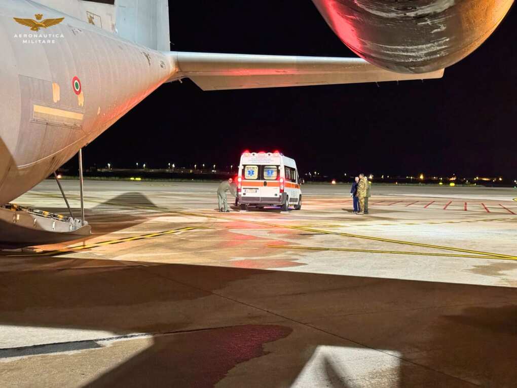 Bari, bimbo di 10 anni rischia la vita: trasportato d’urgenza a Milano con un volo dell’Aeronautica Bari, bimbo di 10 anni rischia la vita: trasportato d’urgenza a Milano con un volo dell’Aeronautica
