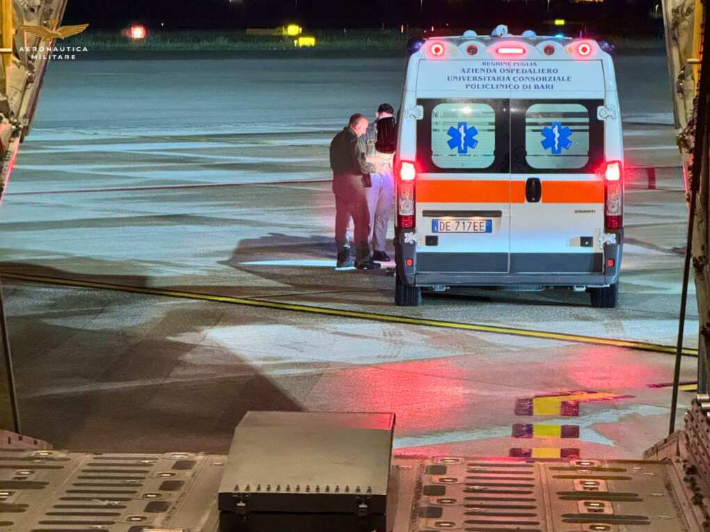 Bari, bimbo di 10 anni rischia la vita: trasportato d’urgenza a Milano con un volo dell’Aeronautica Bari, bimbo di 10 anni rischia la vita: trasportato d’urgenza a Milano con un volo dell’Aeronautica
