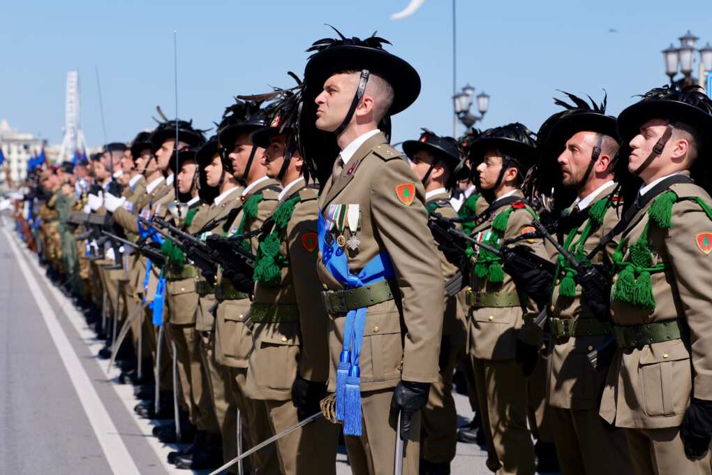 I 164 anni dell’Esercito a Bari, Emiliano: «Forte il legame delle forze armate con la Puglia» – FOTO e VIDEO