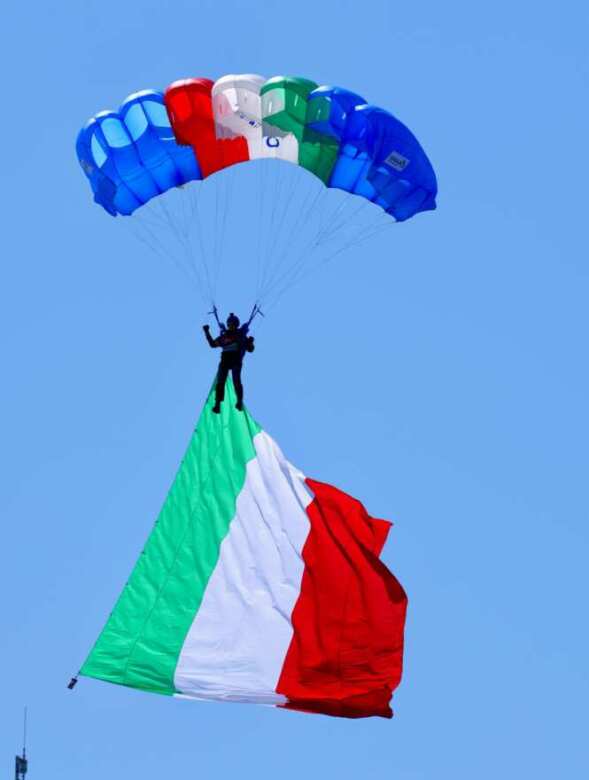 I 164 anni dell’Esercito a Bari, Emiliano: «Forte il legame delle forze armate con la Puglia» – FOTO e VIDEO