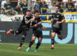 Serie A, Strefezza beffa i crociati di Chivu: Parma-Como 0-1. Sei squadre per due posti salvezza
