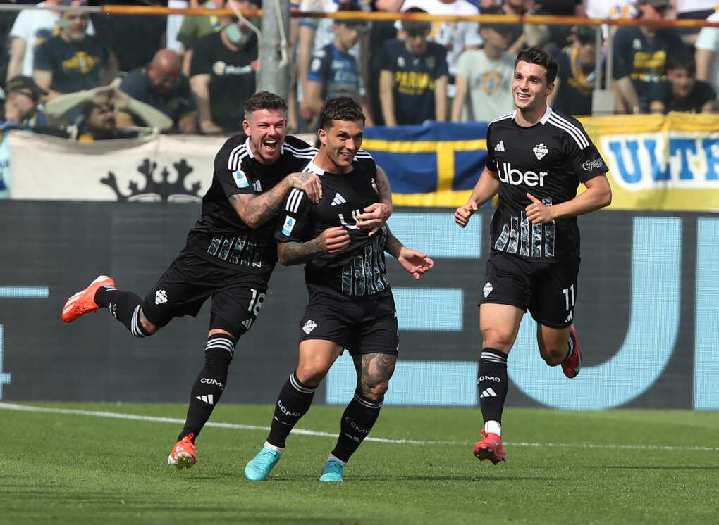 Serie A, Strefezza beffa i crociati di Chivu: Parma-Como 0-1. Sei squadre per due posti salvezza Serie A, Strefezza beffa i crociati di Chivu: Parma-Como 0-1. Sei squadre per due posti salvezza
